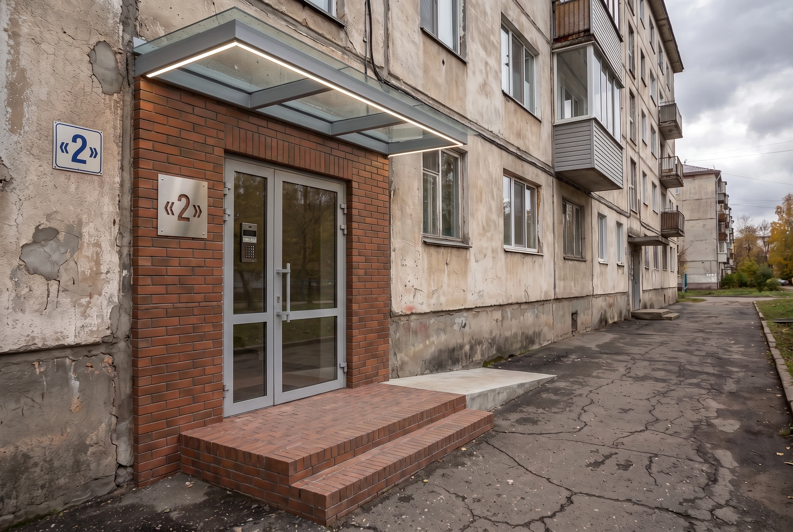 Та же входная зона после: клинкерная отделка, стеклянный козырёк, LED-освещение, пандус — AI-визуализация