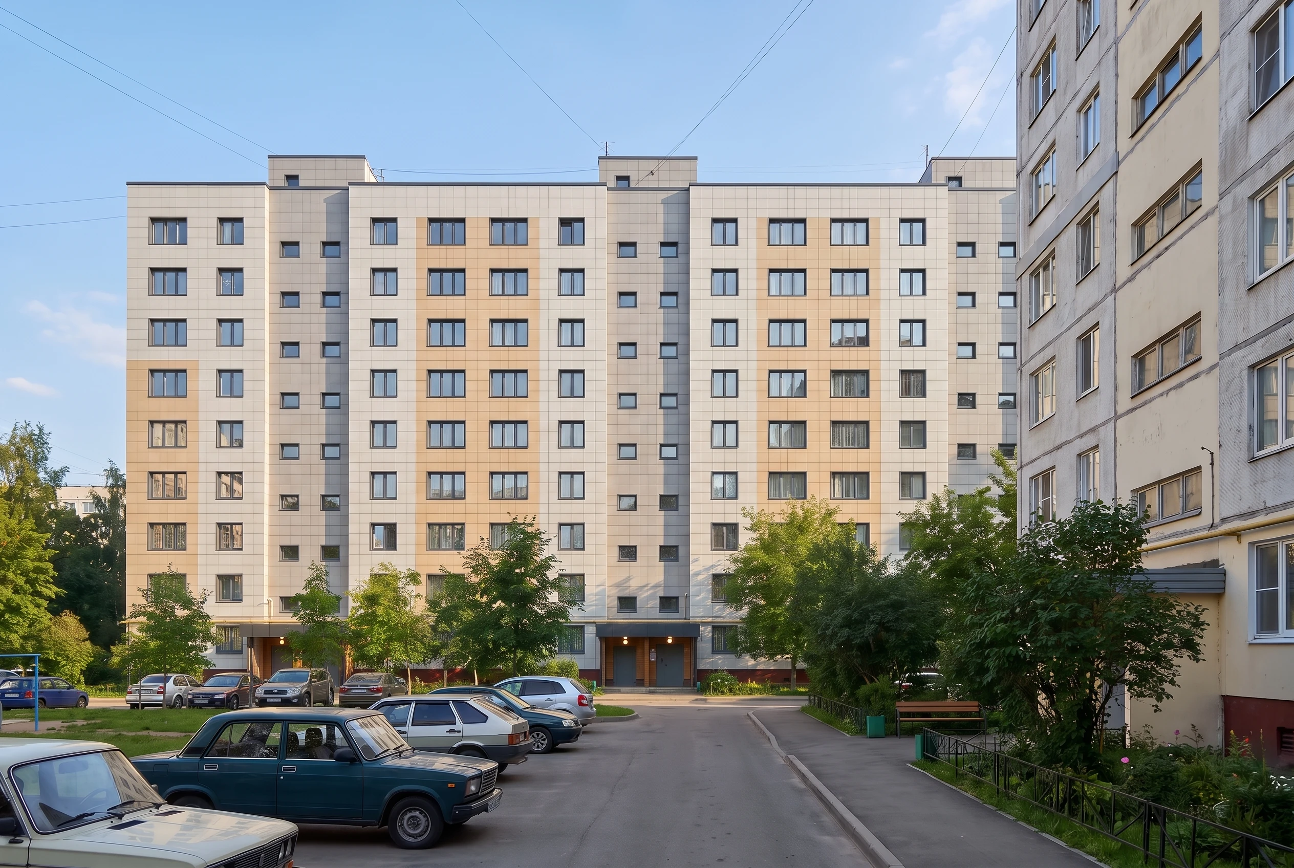Та же многоэтажка после ремонта фасада — современное утепление, свежая колеровка, обновлённые балконы. AI-визуализация