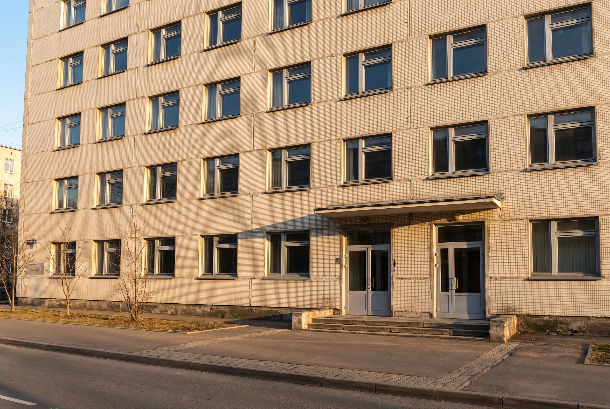 Советское административное офисное здание до реновации — устаревшая облицовка, стандартные окна, обычный вход