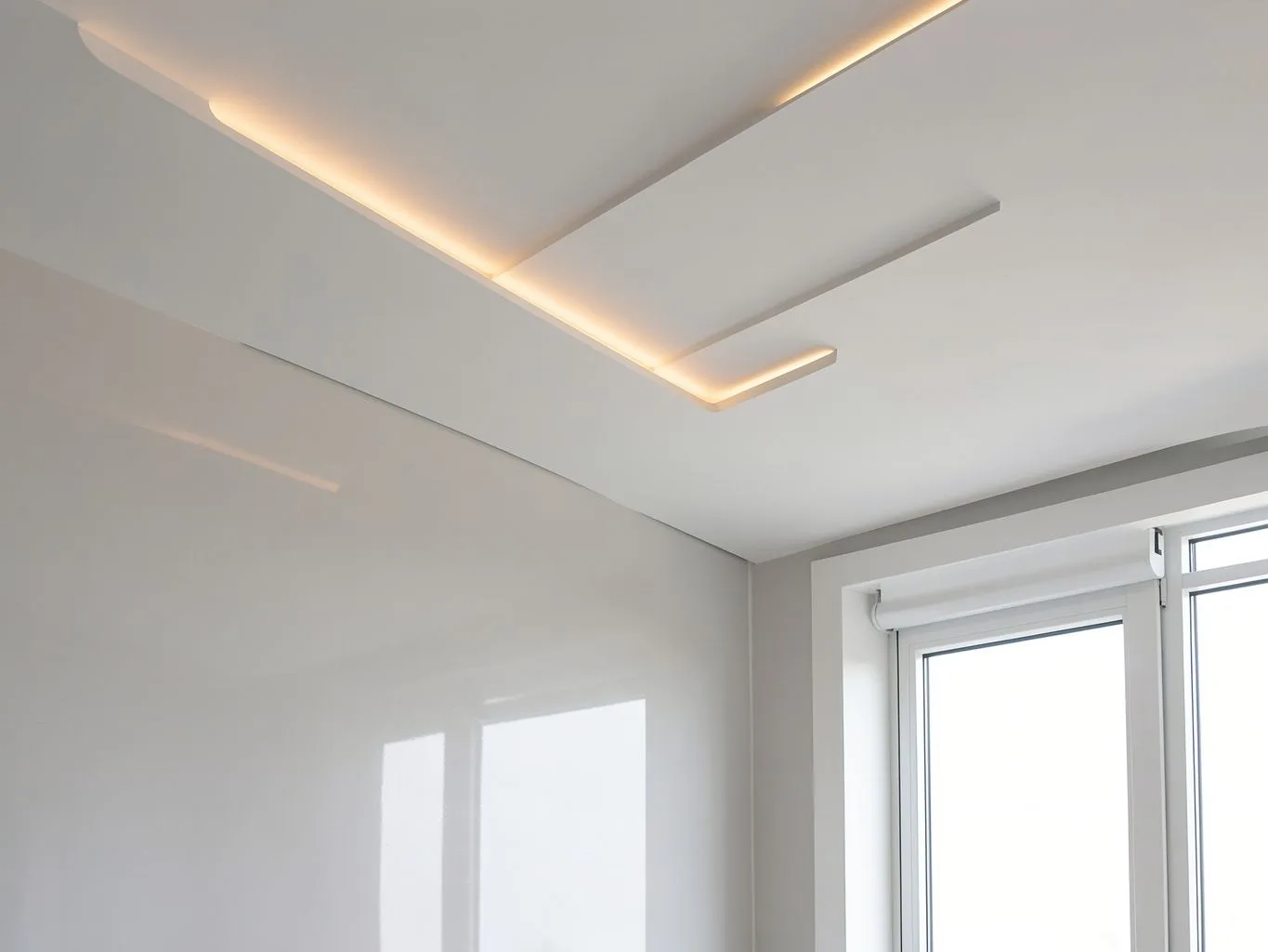 LED-подсветка потолочного короба вблизи Скрытая LED-лента в потолочном коробе крупным планом — маркер интерьера в стиле хай-тек