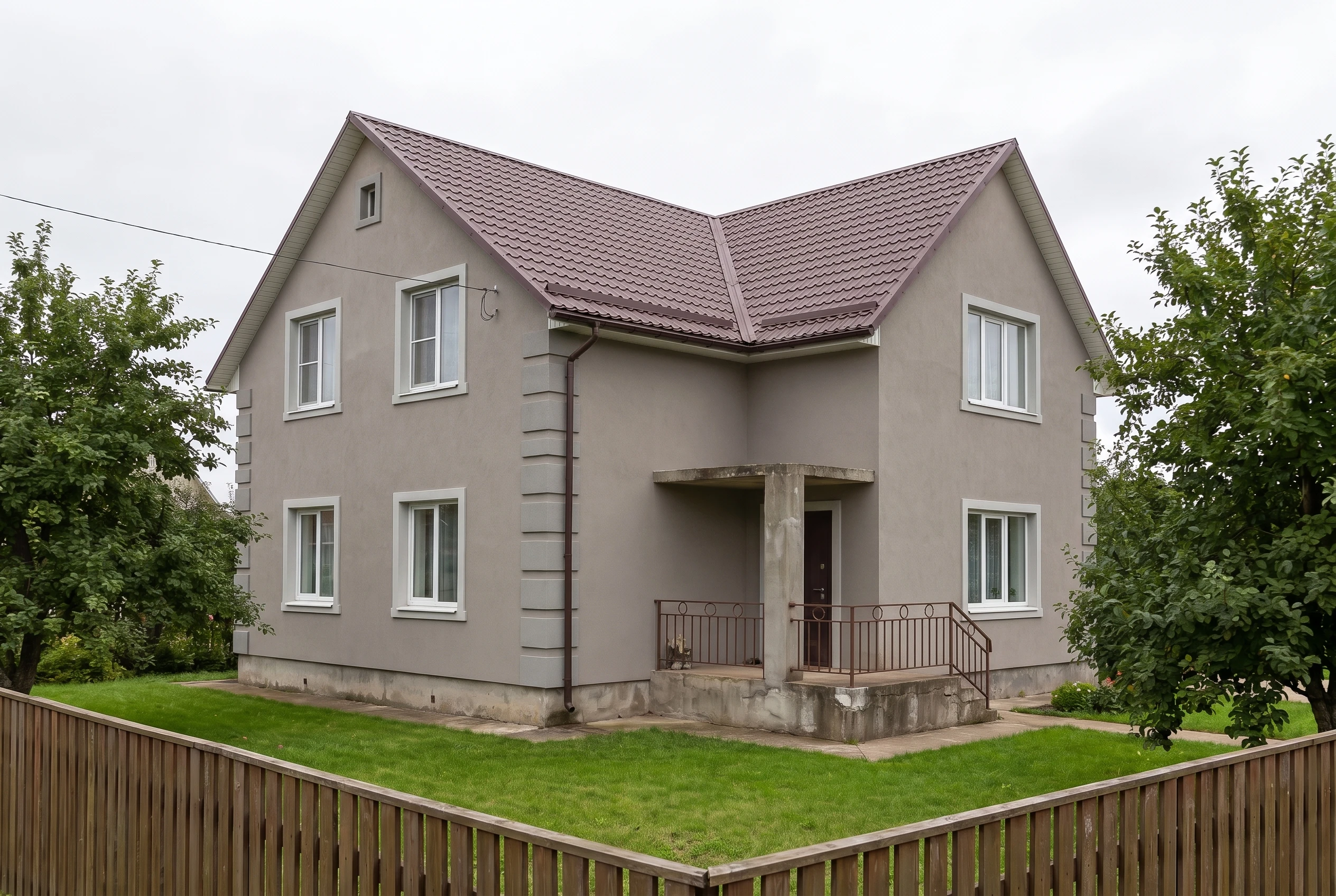 Дом с серым фасадом — AI-визуализация по фото: тёплый средне-серый RAL 7040 декоративная штукатурка